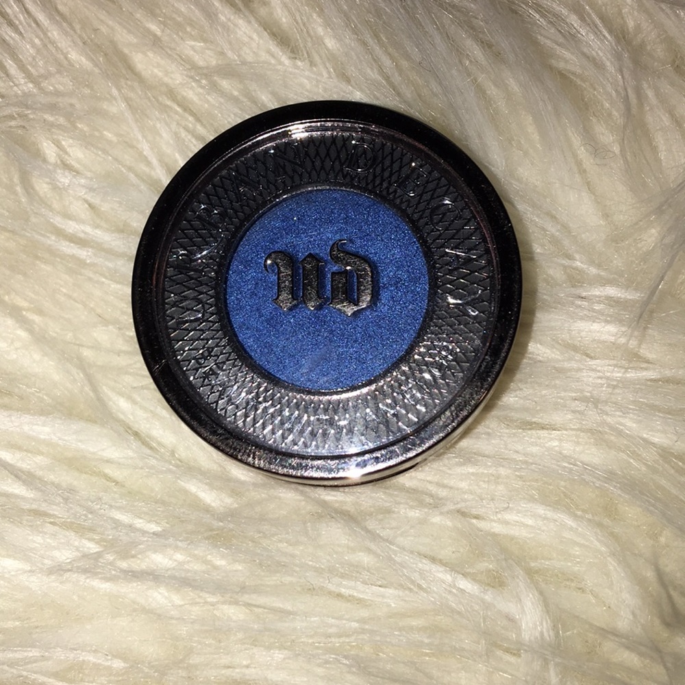 This a a beauty blue urban decay blue eyeshadow!!!